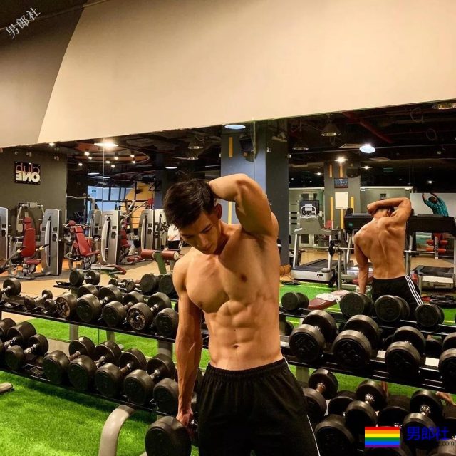 高帅长腿小狼狗泳裤照被赞很长条，筋肉身材简直A爆了! - 51虹马