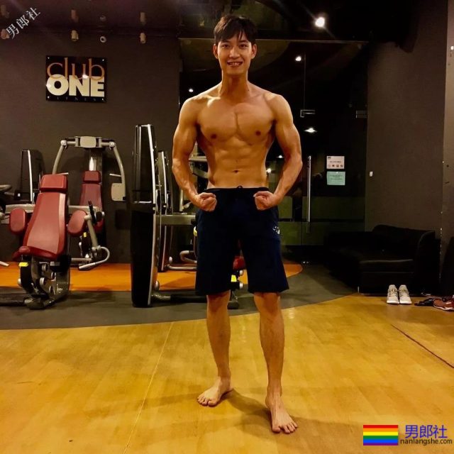 高帅长腿小狼狗泳裤照被赞很长条，筋肉身材简直A爆了! - 51虹马