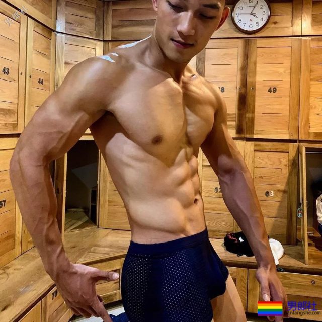 高帅长腿小狼狗泳裤照被赞很长条，筋肉身材简直A爆了! - 51虹马