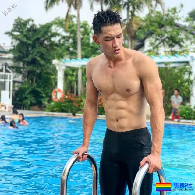 高帅长腿小狼狗泳裤照被赞很长条，筋肉身材简直A爆了! - 51虹马