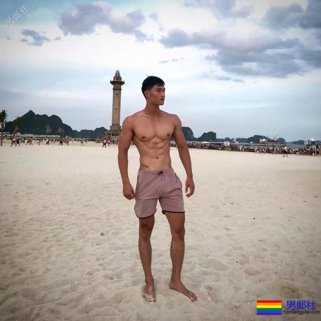 高帅长腿小狼狗泳裤照被赞很长条，筋肉身材简直A爆了! - 51虹马