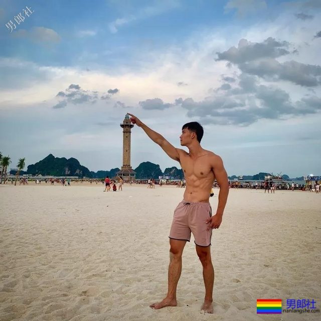 高帅长腿小狼狗泳裤照被赞很长条，筋肉身材简直A爆了! - 51虹马