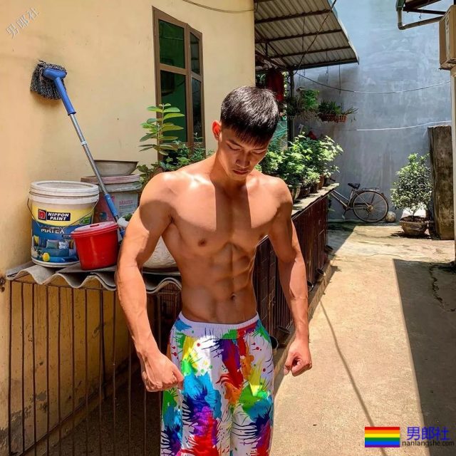 高帅长腿小狼狗泳裤照被赞很长条，筋肉身材简直A爆了! - 51虹马