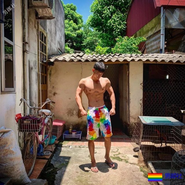 高帅长腿小狼狗泳裤照被赞很长条，筋肉身材简直A爆了! - 51虹马