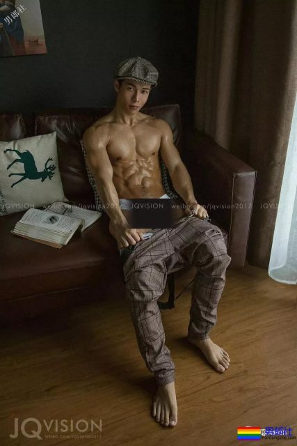 撸铁网红自曝八块腹肌秘籍，上海小伙不会跳舞开除G籍 - 51虹马