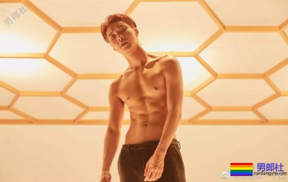 张艺兴CK广告现解放碑，P太过，被嘲塞馒头了 - 51虹马