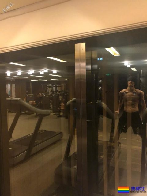 张艺兴CK广告现解放碑，P太过，被嘲塞馒头了 - 51虹马