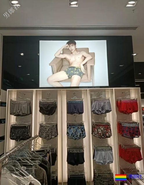 张艺兴CK广告现解放碑，P太过，被嘲塞馒头了 - 51虹马