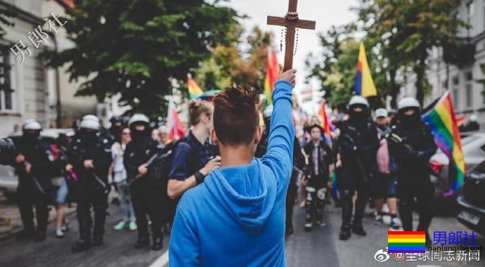 波兰：反同少年举十字架阻挡骄傲游行，被恐同人士赞-51虹马