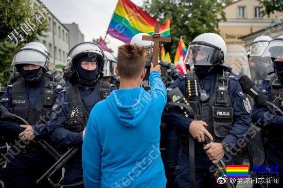 波兰：反同少年举十字架阻挡骄傲游行，被恐同人士赞 - 51虹马