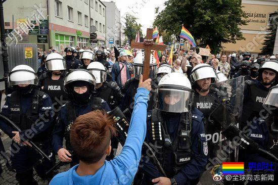 波兰：反同少年举十字架阻挡骄傲游行，被恐同人士赞 - 51虹马