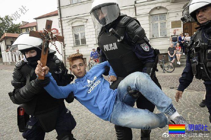 波兰：反同少年举十字架阻挡骄傲游行，被恐同人士赞 - 51虹马