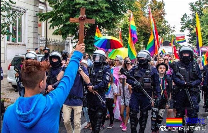 波兰：反同少年举十字架阻挡骄傲游行，被恐同人士赞 - 51虹马