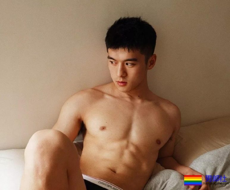 干净利落白袜腹肌少年,刚毕业就被相中拍写真,为他甘愿做I惹! - 51虹马 干净利落白袜腹肌少年,刚毕业就被相中拍写真,为他甘愿做I惹! - 51虹马