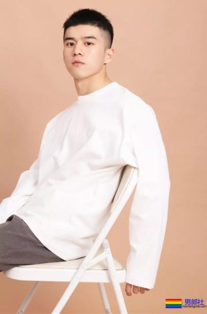 干净利落白袜腹肌少年,刚毕业就被相中拍写真,为他甘愿做I惹! - 51虹马 干净利落白袜腹肌少年,刚毕业就被相中拍写真,为他甘愿做I惹! - 51虹马