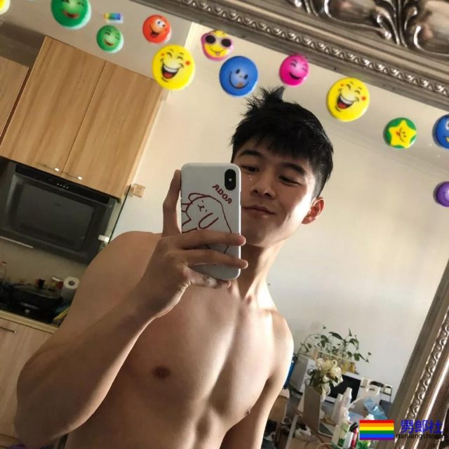 干净利落白袜腹肌少年,刚毕业就被相中拍写真,为他甘愿做I惹! - 51虹马 干净利落白袜腹肌少年,刚毕业就被相中拍写真,为他甘愿做I惹! - 51虹马