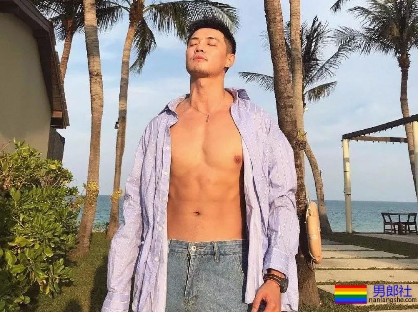 被摄影师拖到海边扔掉衬衫肌肉男！真的是长大了-51虹马