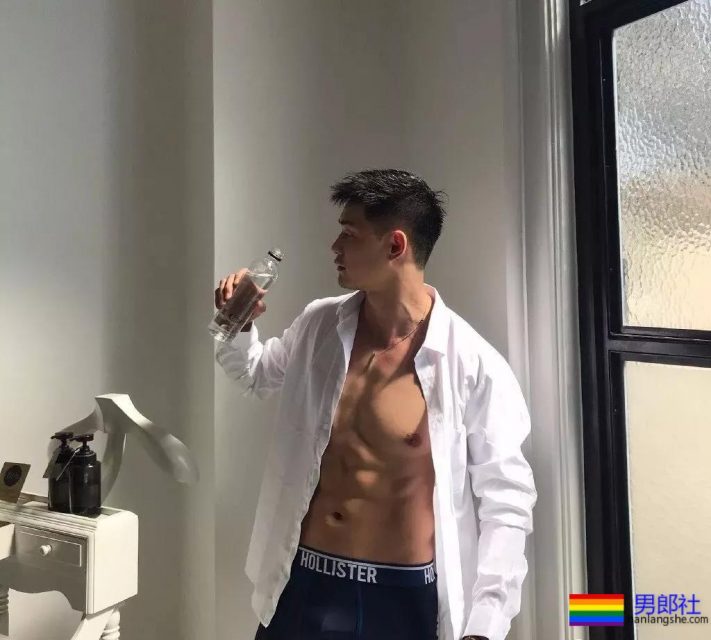 被摄影师拖到海边扔掉衬衫肌肉男！真的是长大了 - 51虹马