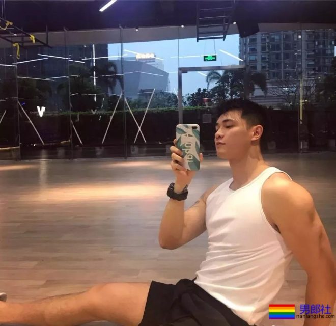 被摄影师拖到海边扔掉衬衫肌肉男！真的是长大了 - 51虹马