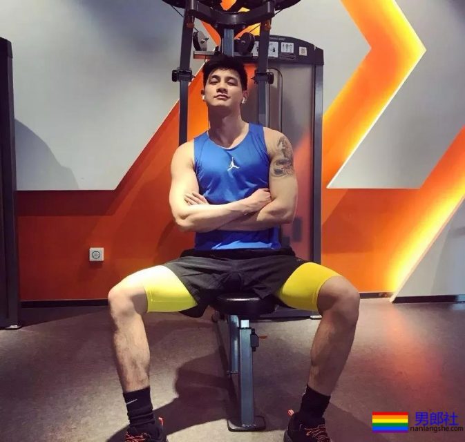 被摄影师拖到海边扔掉衬衫肌肉男！真的是长大了 - 51虹马