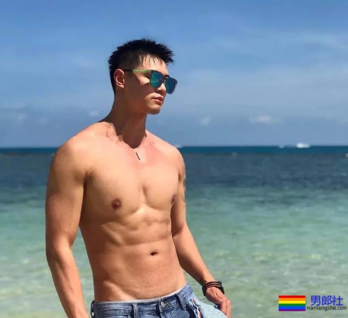 被摄影师拖到海边扔掉衬衫肌肉男！真的是长大了 - 51虹马
