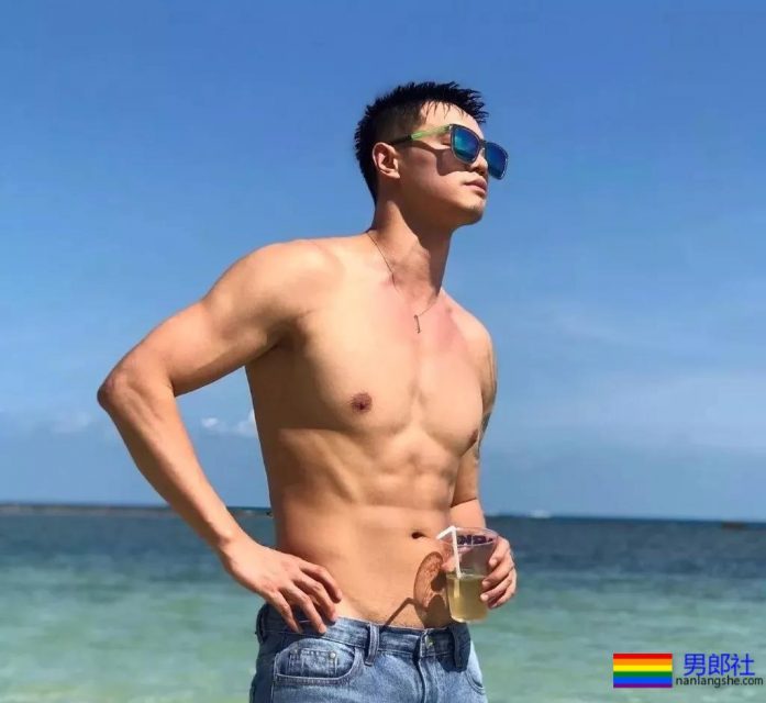 被摄影师拖到海边扔掉衬衫肌肉男！真的是长大了 - 51虹马