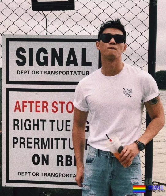 被摄影师拖到海边扔掉衬衫肌肉男！真的是长大了 - 51虹马