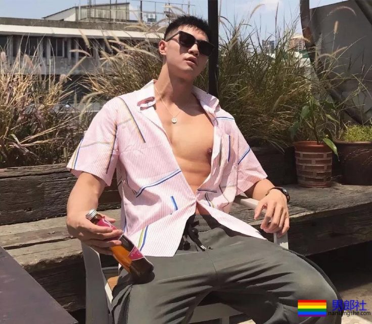 被摄影师拖到海边扔掉衬衫肌肉男！真的是长大了 - 51虹马