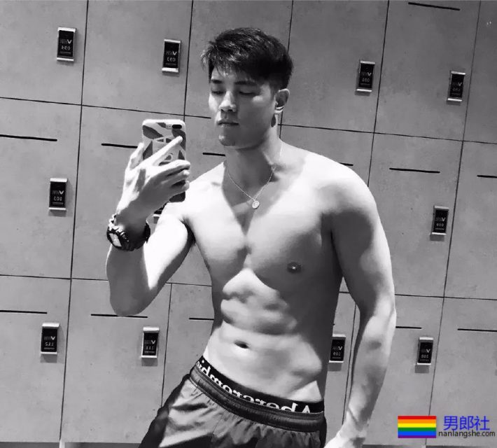 被摄影师拖到海边扔掉衬衫肌肉男！真的是长大了 - 51虹马