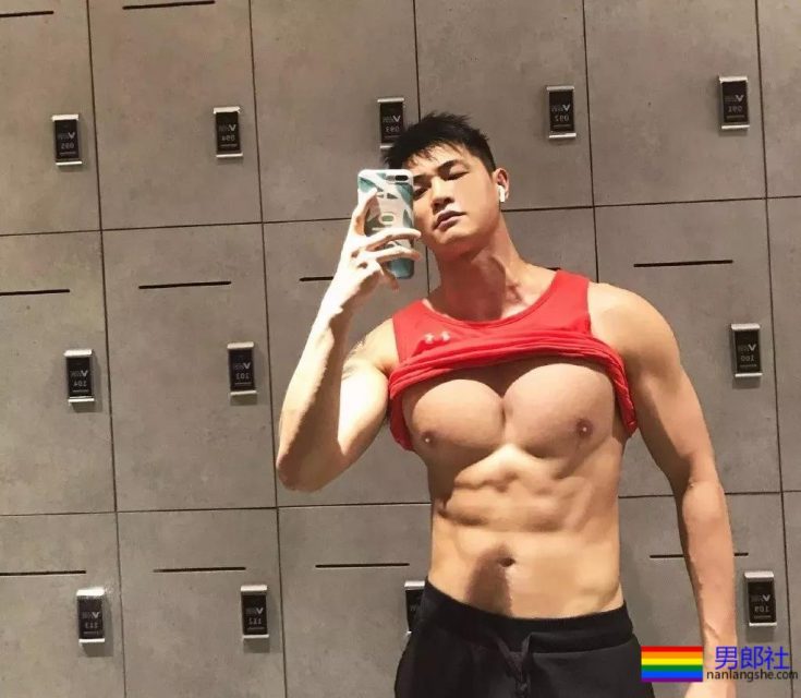 被摄影师拖到海边扔掉衬衫肌肉男！真的是长大了 - 51虹马