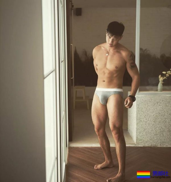 被摄影师拖到海边扔掉衬衫肌肉男！真的是长大了 - 51虹马