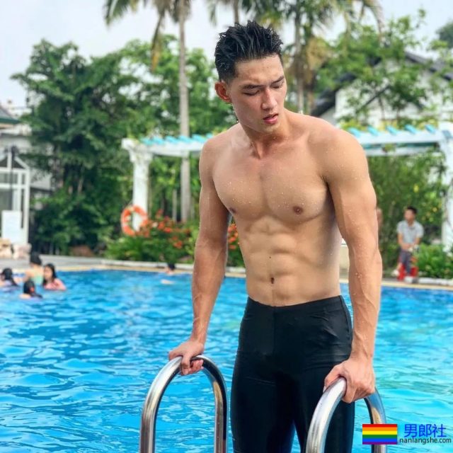 脱成这样!国际先生选手穿超小短裤太心机了! - 51虹马 脱成这样!国际先生选手穿超小短裤太心机了! - 51虹马