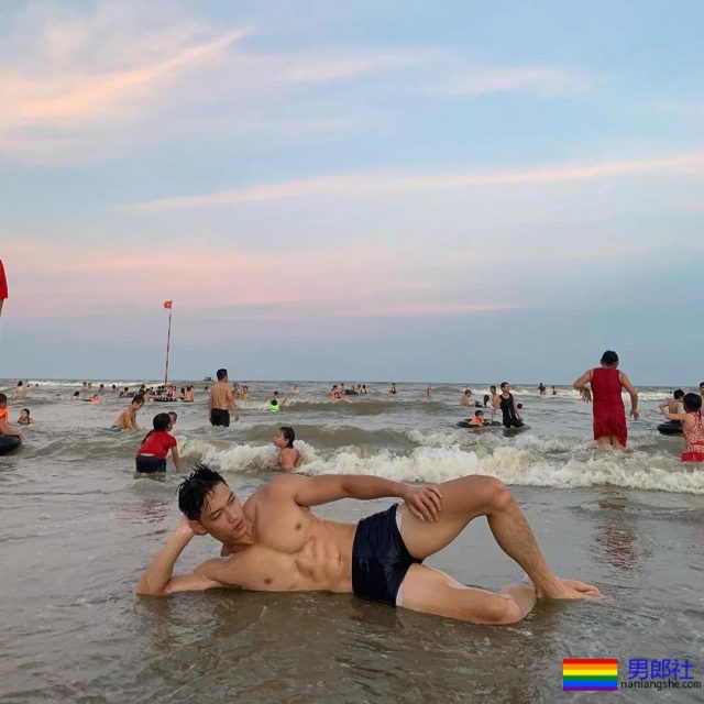 脱成这样!国际先生选手穿超小短裤太心机了! - 51虹马 脱成这样!国际先生选手穿超小短裤太心机了! - 51虹马