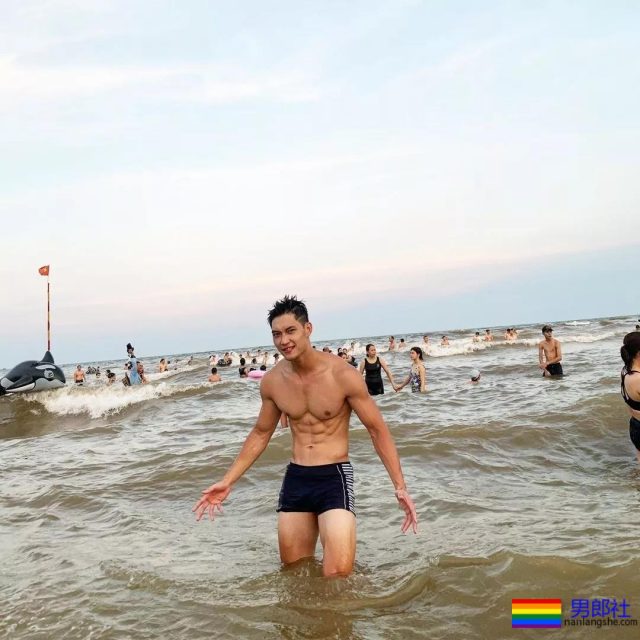 脱成这样!国际先生选手穿超小短裤太心机了! - 51虹马 脱成这样!国际先生选手穿超小短裤太心机了! - 51虹马