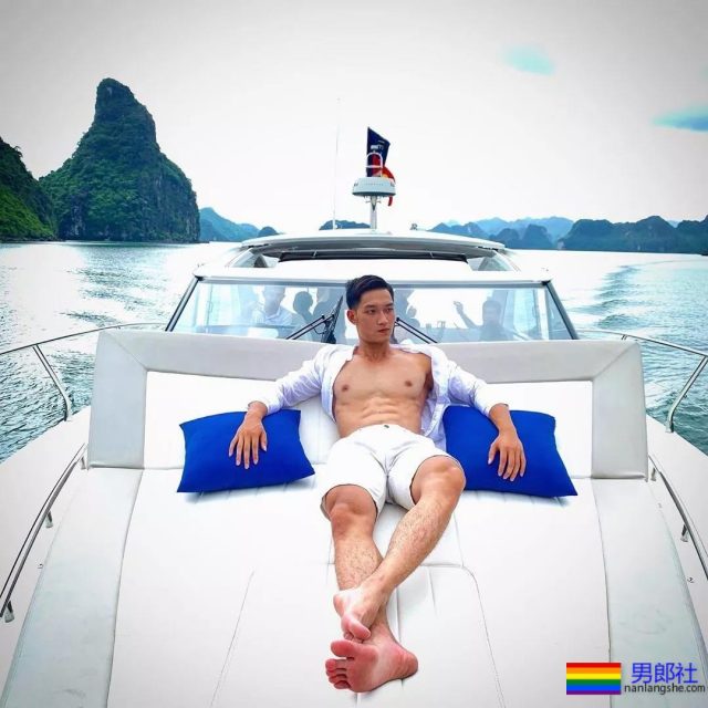 脱成这样!国际先生选手穿超小短裤太心机了! - 51虹马 脱成这样!国际先生选手穿超小短裤太心机了! - 51虹马