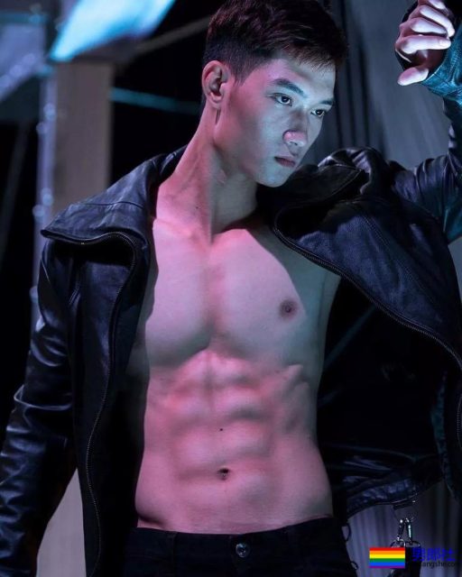 脱成这样!国际先生选手穿超小短裤太心机了! - 51虹马 脱成这样!国际先生选手穿超小短裤太心机了! - 51虹马