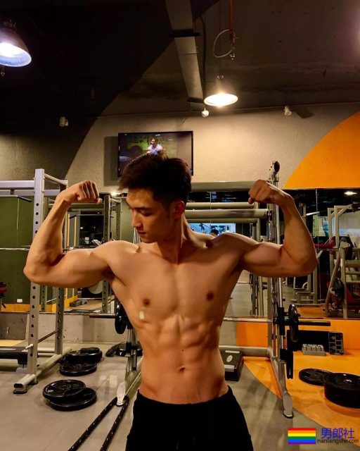 脱成这样!国际先生选手穿超小短裤太心机了! - 51虹马 脱成这样!国际先生选手穿超小短裤太心机了! - 51虹马