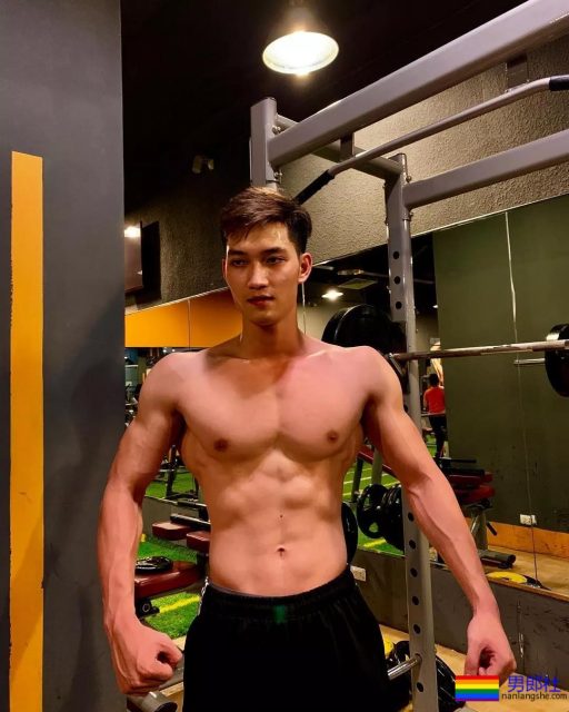 脱成这样!国际先生选手穿超小短裤太心机了! - 51虹马 脱成这样!国际先生选手穿超小短裤太心机了! - 51虹马