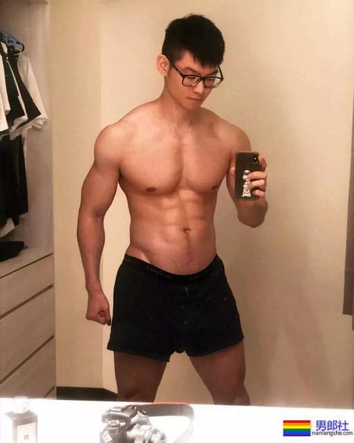 18的精壮小狼狗勒得太紧,既能秀身材还能卖萌 - 51虹马 18的精壮小狼狗勒得太紧,既能秀身材还能卖萌 - 51虹马