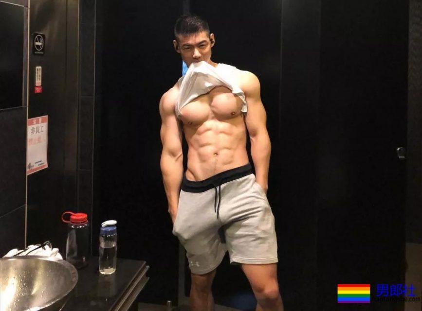 18的精壮小狼狗勒得太紧,既能秀身材还能卖萌 - 51虹马 18的精壮小狼狗勒得太紧,既能秀身材还能卖萌 - 51虹马