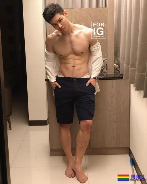 18的精壮小狼狗勒得太紧,既能秀身材还能卖萌 - 51虹马 18的精壮小狼狗勒得太紧,既能秀身材还能卖萌 - 51虹马