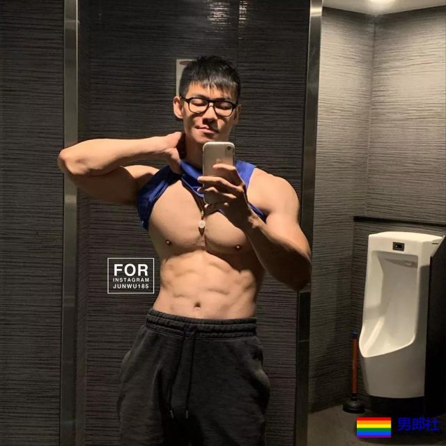 18的精壮小狼狗勒得太紧,既能秀身材还能卖萌 - 51虹马 18的精壮小狼狗勒得太紧,既能秀身材还能卖萌 - 51虹马