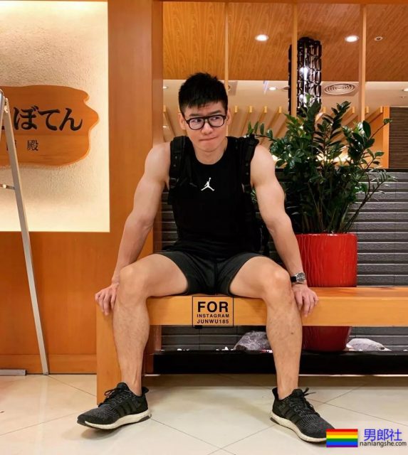 18的精壮小狼狗勒得太紧,既能秀身材还能卖萌 - 51虹马 18的精壮小狼狗勒得太紧,既能秀身材还能卖萌 - 51虹马