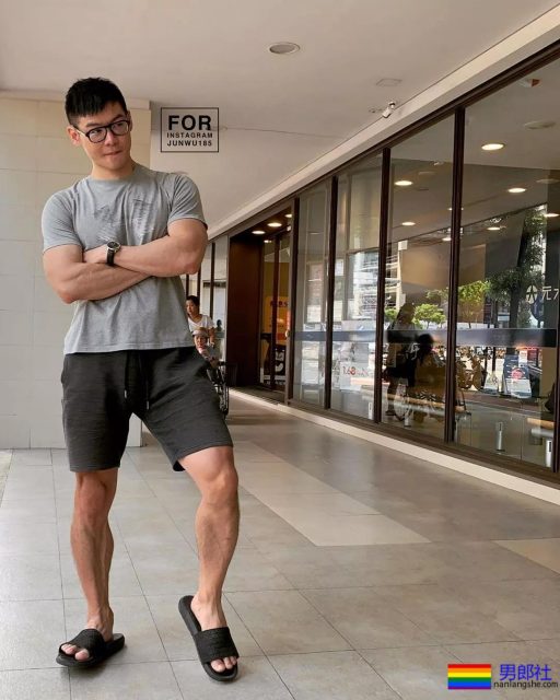 18的精壮小狼狗勒得太紧,既能秀身材还能卖萌 - 51虹马 18的精壮小狼狗勒得太紧,既能秀身材还能卖萌 - 51虹马