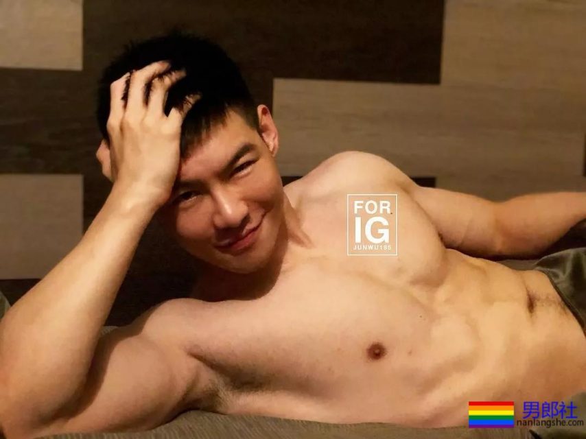 18的精壮小狼狗勒得太紧,既能秀身材还能卖萌 - 51虹马 18的精壮小狼狗勒得太紧,既能秀身材还能卖萌 - 51虹马