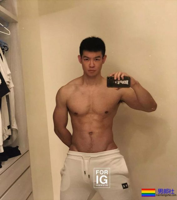 18的精壮小狼狗勒得太紧,既能秀身材还能卖萌 - 51虹马 18的精壮小狼狗勒得太紧,既能秀身材还能卖萌 - 51虹马