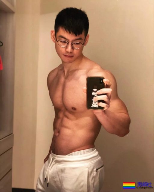 18的精壮小狼狗勒得太紧,既能秀身材还能卖萌 - 51虹马 18的精壮小狼狗勒得太紧,既能秀身材还能卖萌 - 51虹马