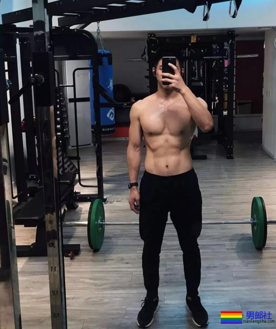 自称直男的湖北小鲜肉，在咸蛋家做过主播？身材颜值都很A! - 51虹马