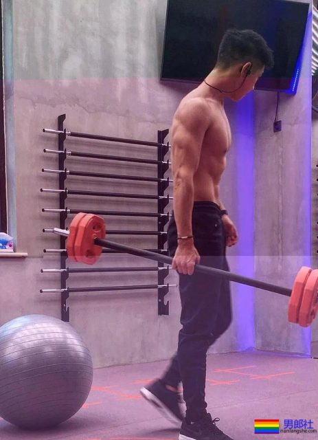 自称直男的湖北小鲜肉，在咸蛋家做过主播？身材颜值都很A! - 51虹马