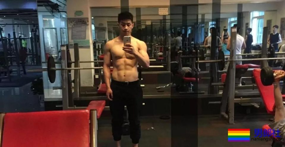 自称直男的湖北小鲜肉，在咸蛋家做过主播？身材颜值都很A! - 51虹马